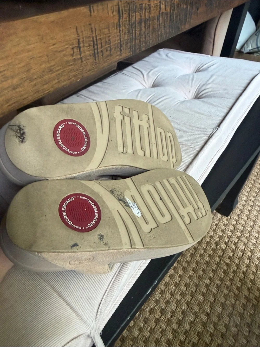 Fit Flops Women’s  Beige Floral Toe-Post Sandals Sz 8